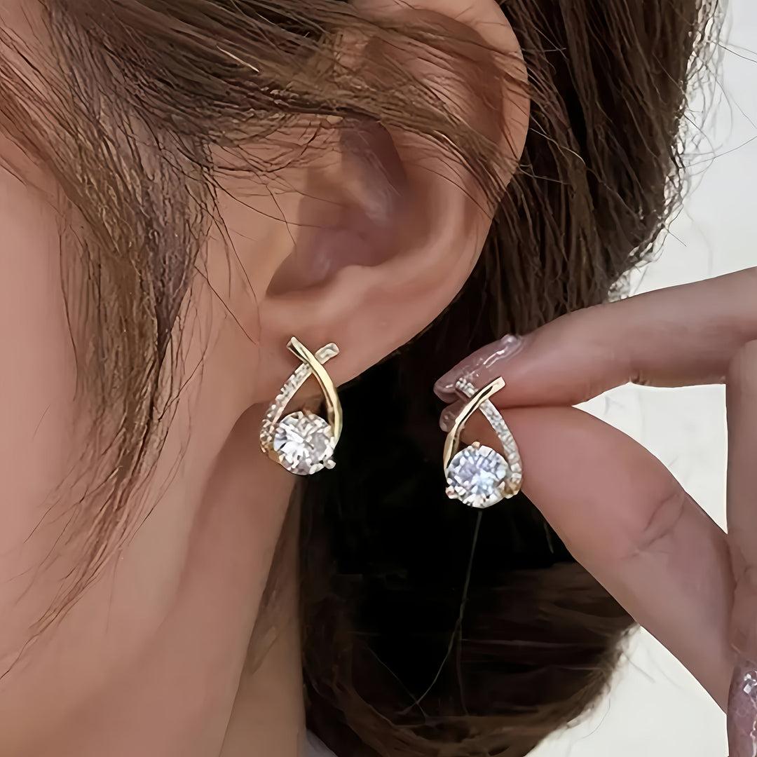 Puces d'oreilles croix dorée avec zircons