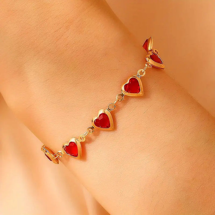 Bracelet doré avec cœur rouge rubis