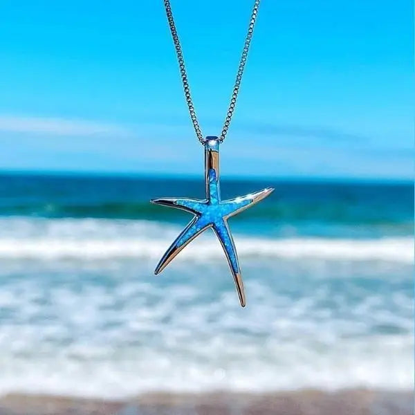 Collier argenté pendentif étoile de mer aux reflets d'opale bleue