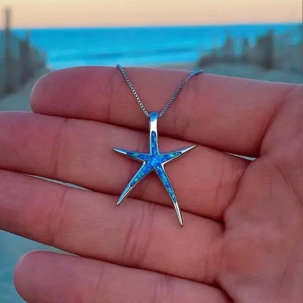 Collier argenté pendentif étoile de mer aux reflets d'opale bleue
