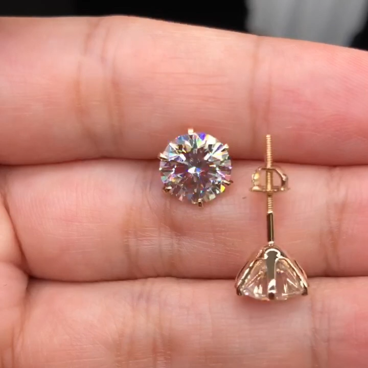 Puces d'oreilles solitaire