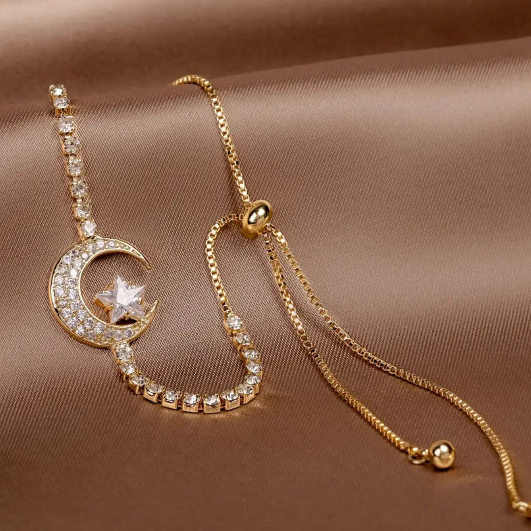 Bracelet doré avec pendentif lune et zircons