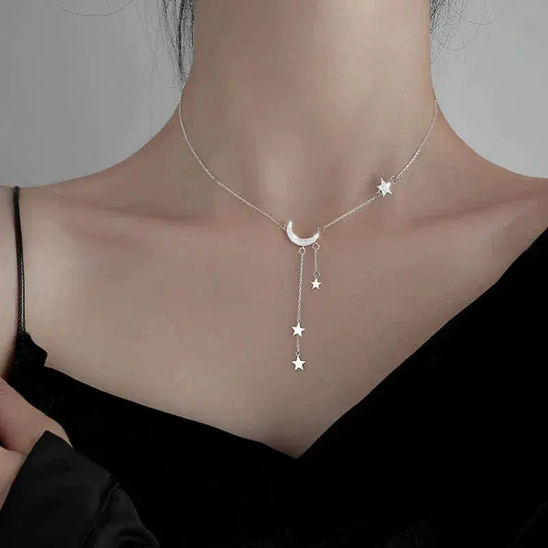 Collier argenté avec breloques lune et étoiles