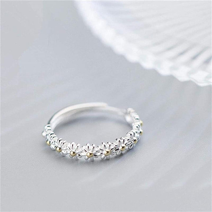 Bague marguerite émaillée portée