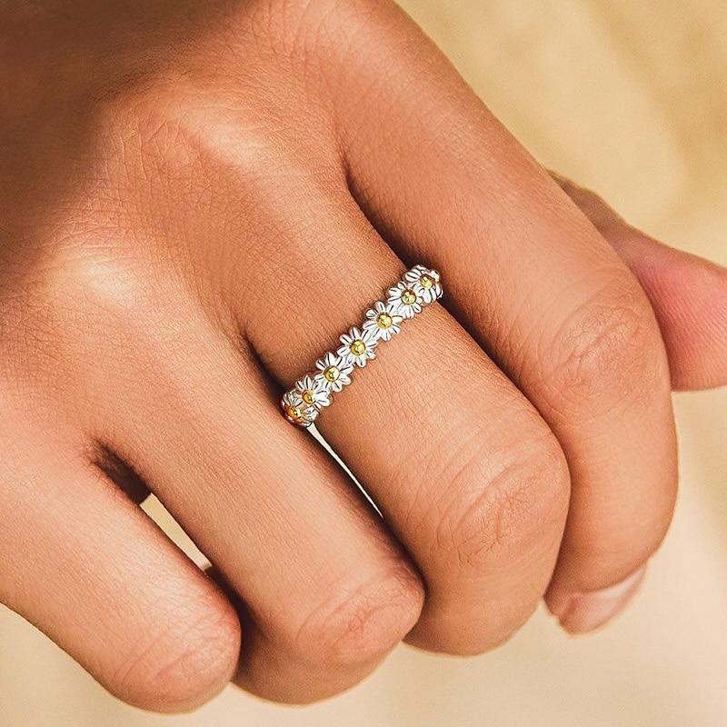 Bague marguerite émaillée vue