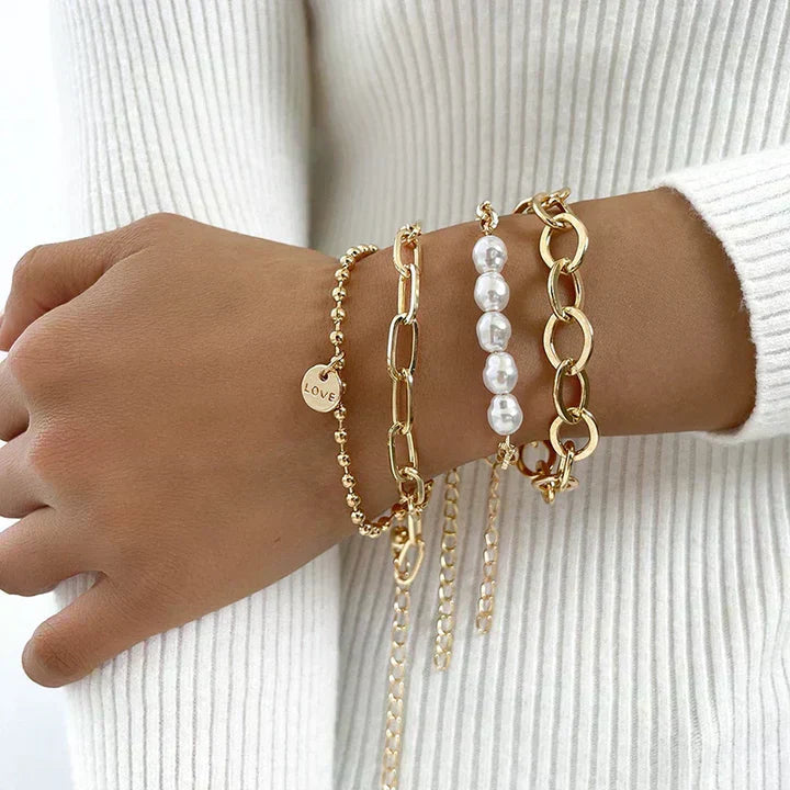 Ensemble de bracelets dorés avec perles et charm