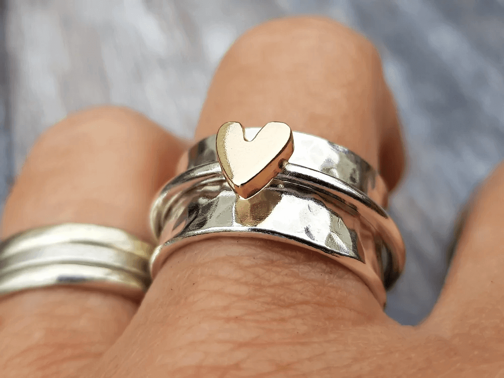 Bague cœur doré portée
