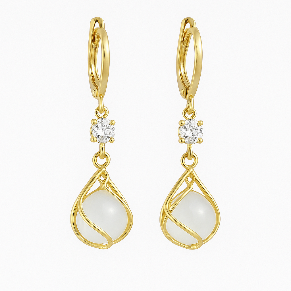 Boucles d'oreilles pendantes dorées aux reflets d'opale blanche