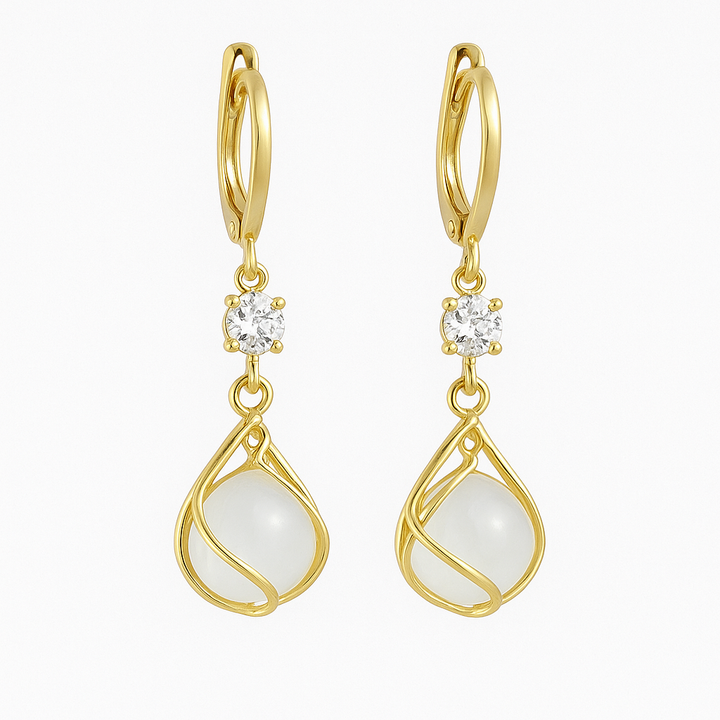 Boucles d'oreilles pendantes dorées aux reflets d'opale blanche