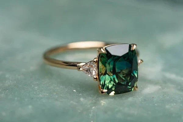 Bague dorée avec pierre vintage