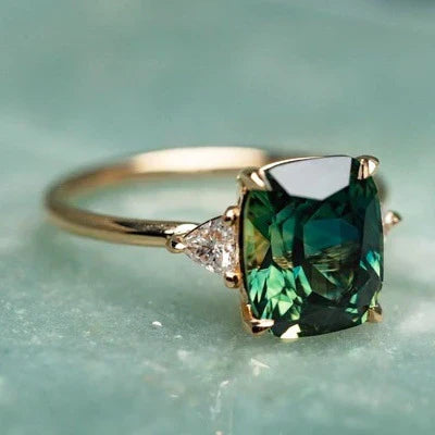 Bague dorée avec pierre vintage