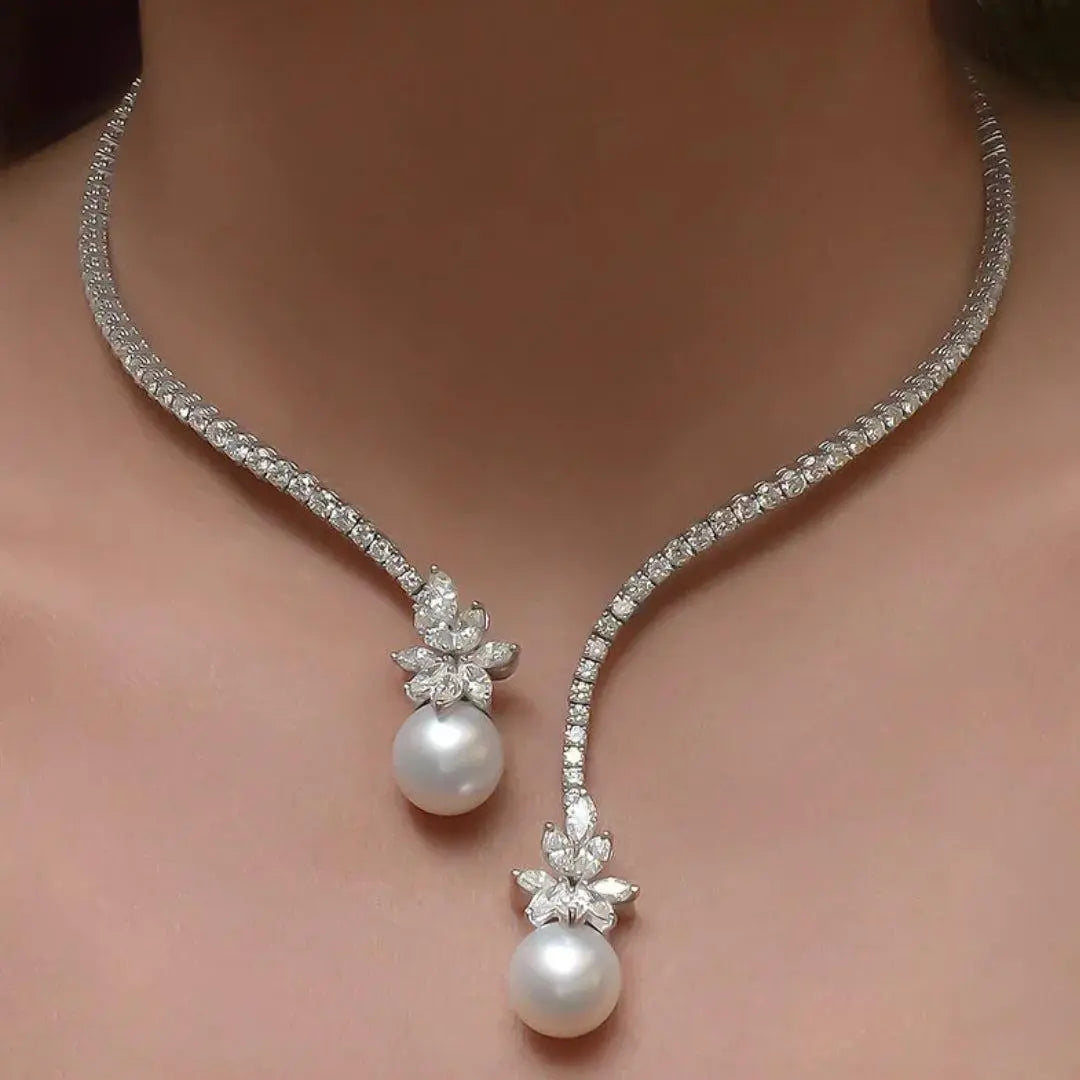 Collier argenté avec billes brillantes