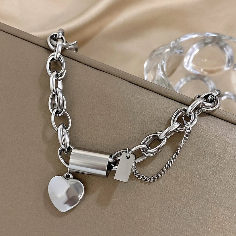 Bracelet - Chaîne Épaisse et Dorée, mise en situation