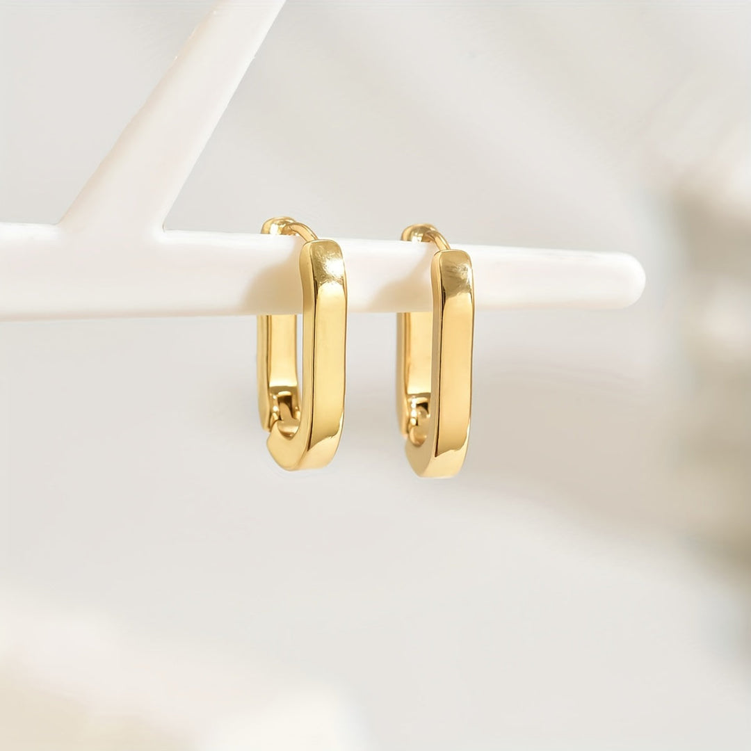 Boucles d'Oreilles - Épure Géométrique Chic, mise en situation