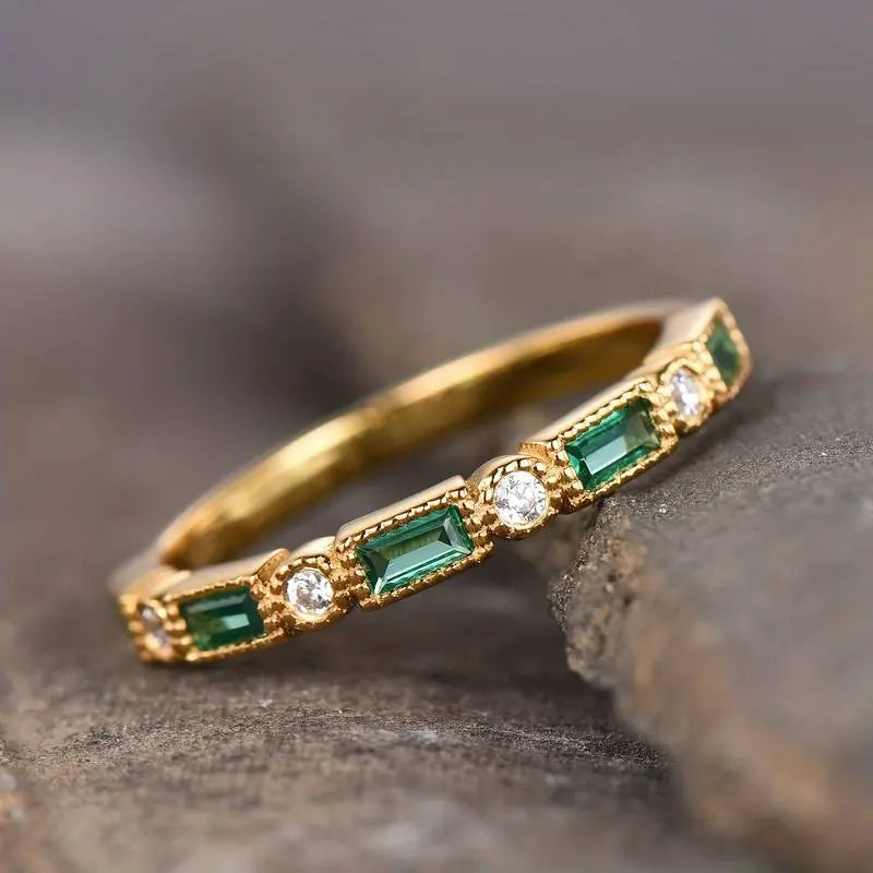 Bague vintage dorée avec zircone verte