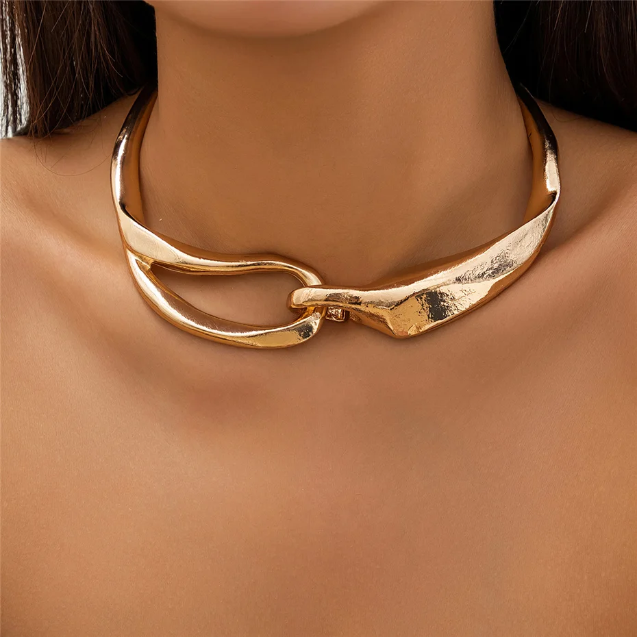 Collier doré à la texture affirmée