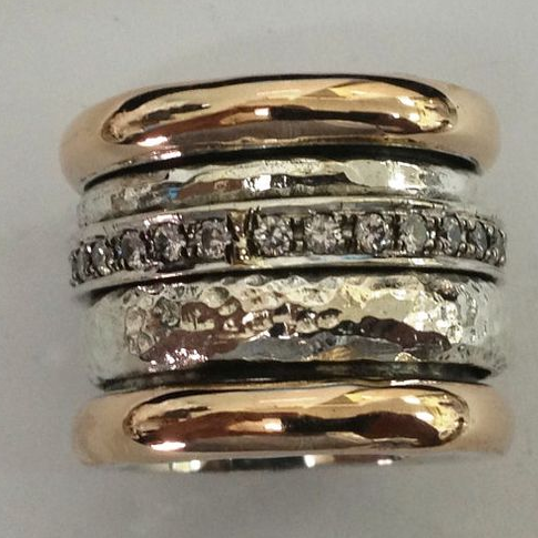 Bague dorée structurée d'inspiration vintage