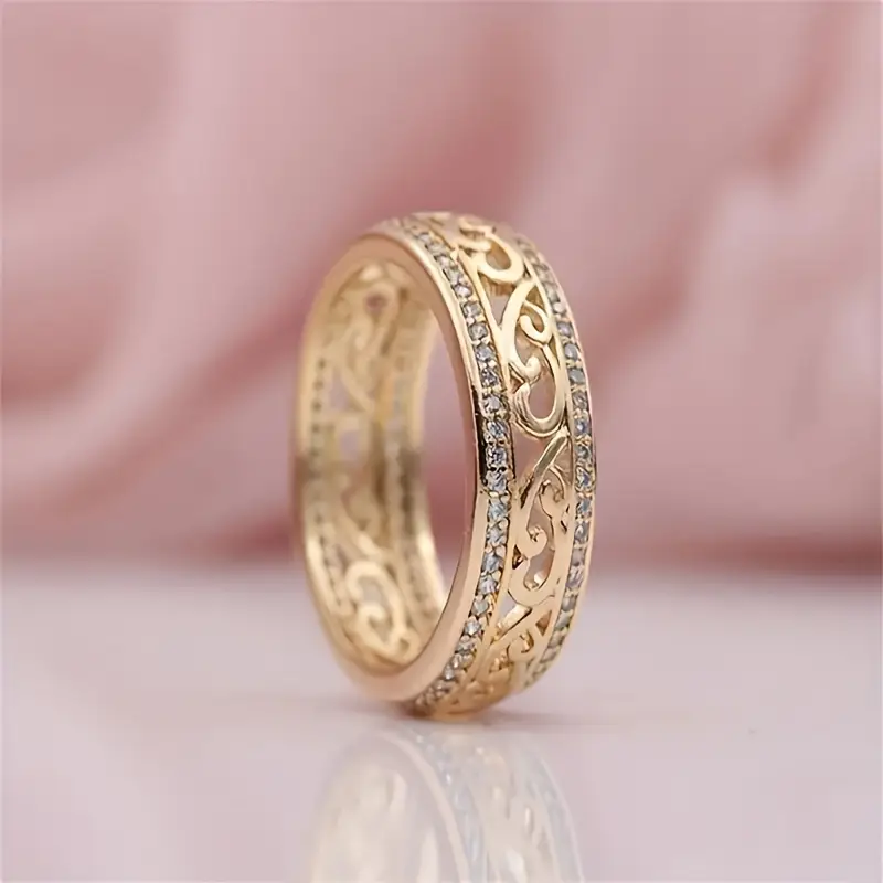 Bague dorée portée