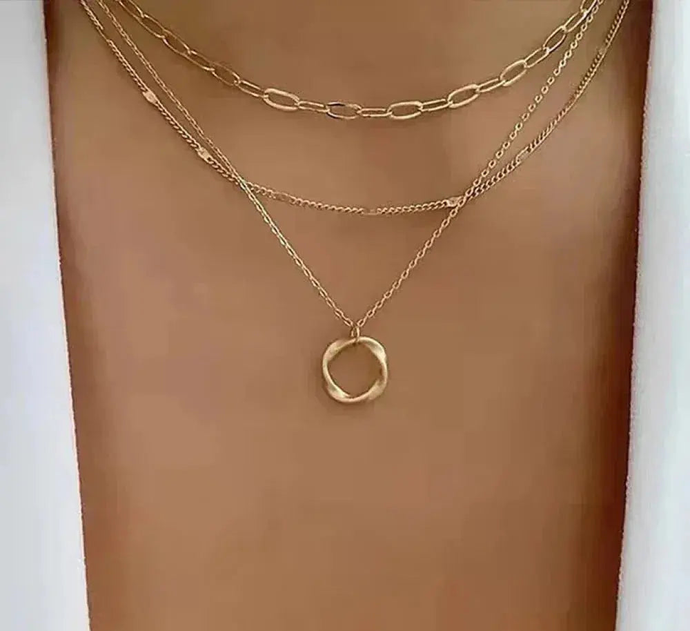 Collier doré multi-rangs avec pendentif vintage