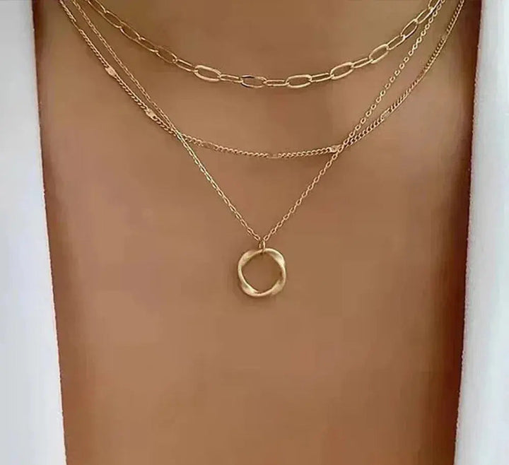 Collier doré multi-rangs avec pendentif vintage