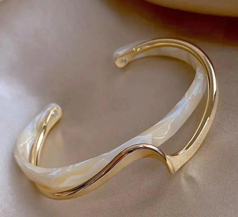 Bracelet doré aux reflets d'opale blanche